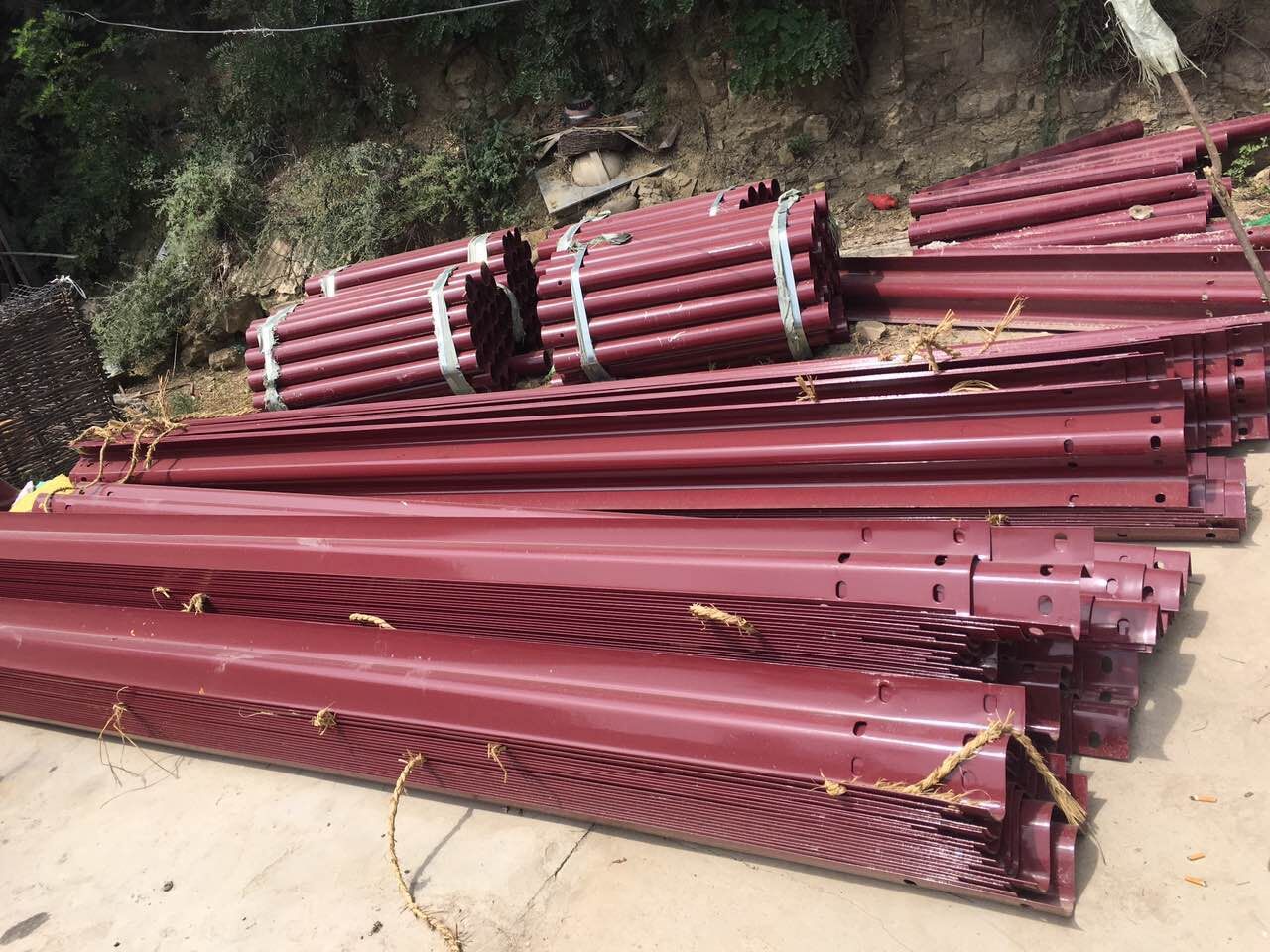 波形護(hù)欄應(yīng)該如何選購呢?