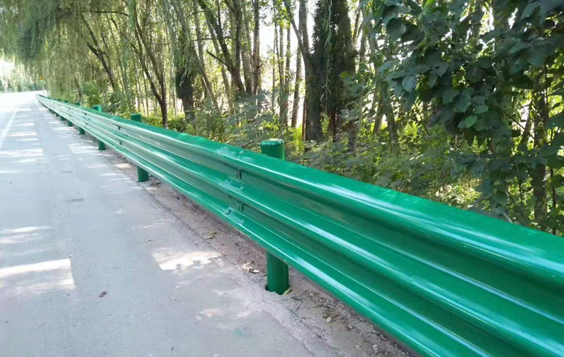 三波護(hù)欄的規(guī)格、制造工序、特點(diǎn)和用途是什么？