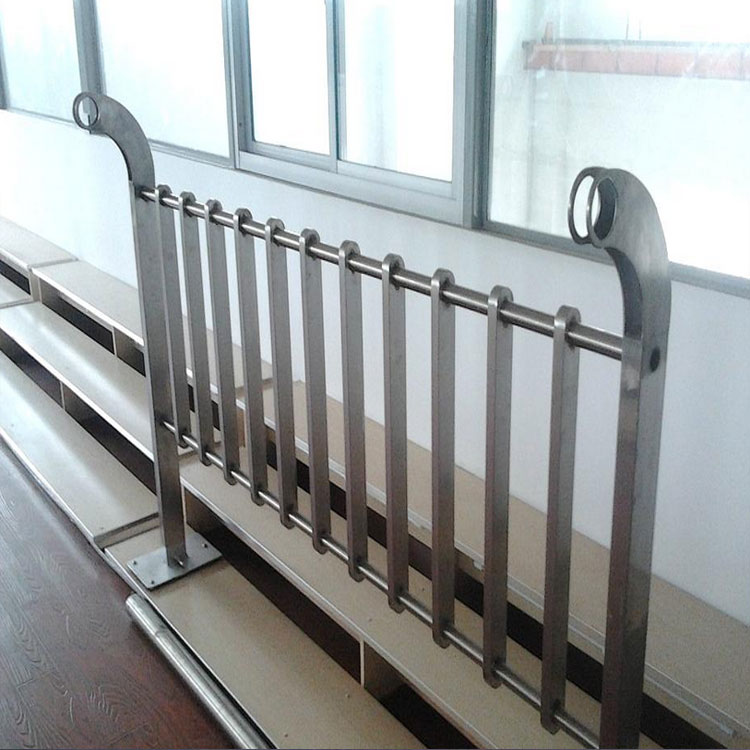 道路防護(hù)欄選用什么材質(zhì)好？