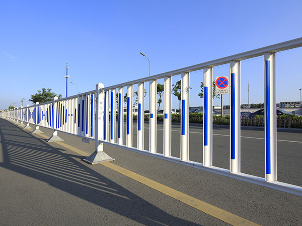 可移動(dòng)市政防眩光護(hù)欄的作用和特點(diǎn)？