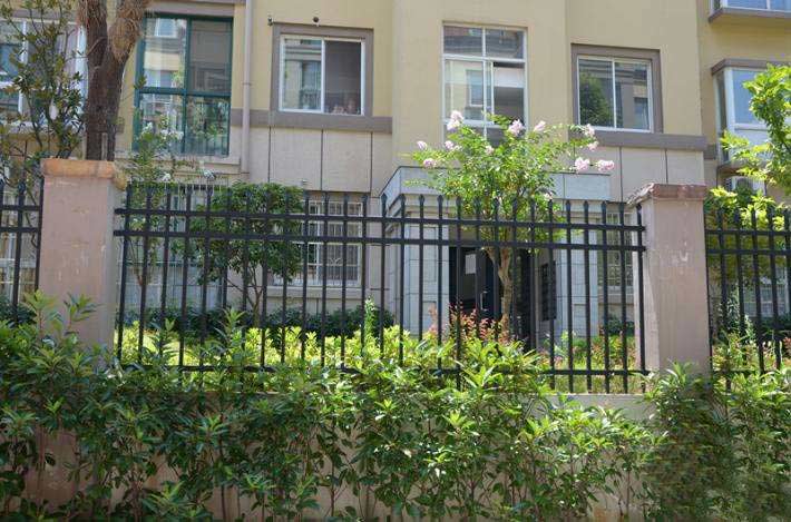 小區(qū)新鋼護(hù)欄有什么規(guī)格特點(diǎn)適用范圍包括哪些？