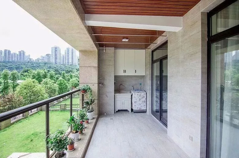 陽臺(tái)護(hù)欄不同種類的特點(diǎn)有哪些？