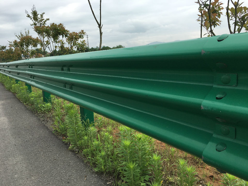 波形護(hù)欄立柱遇到石頭打不下去怎么辦？