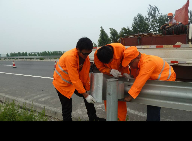 高速公路用波形護(hù)欄板價格多少一米?